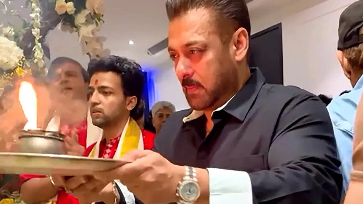 सलमान खान,  गणेश चतुर्थी,  बप्पा की आरती,  रितेश देशमुख,  जेनेलिया देशमुख,  परिवार,  बॉलीवुड,  त्योहार,  भक्तिभाव,  सोशल मीडिया