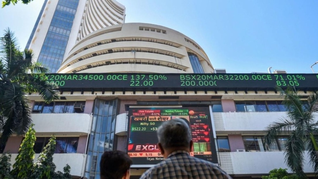 सेंसेक्स 200 अंक चढ़ा,  निफ्टी 50 अंक तेजी,  जीएसटी बदलाव,  ऑटो सेक्टर बढ़त,  एफएमसीजी शेयर,  उपभोक्ता मांग,  निवेशकों का भरोसा,  बैंकिंग सेक्टर,  बाजार की रैली,  आर्थिक सुधार