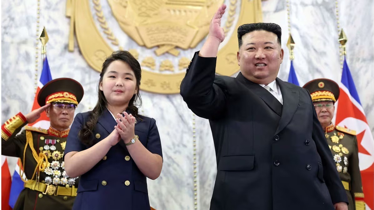 किम जोंग उन,  किम जू ऐ,  उत्तर कोरिया,  उत्तराधिकारी,  शी जिनपिंग,  चीन,  राजनीतिक नेतृत्व,  वंशानुगत शासन,  वीडियो,  किम जोंग उन की बेटी