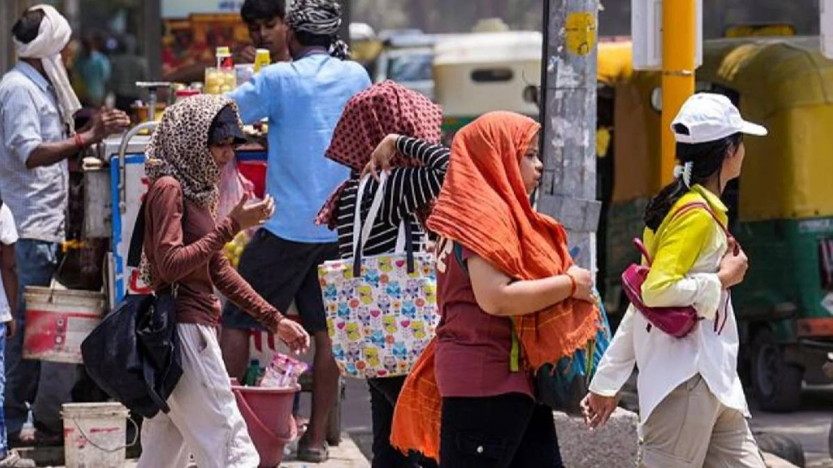 दिल्ली मौसम अपडेट 2026,  दिल्ली में लू का असर,  भारत में गर्मी का हाल,  देशभर का मौसम समाचार,  हीट वेव से बचाव के उपाय,  दिल्ली तापमान आज,  उत्तर भारत मौसम अपडेट,  गर्मी से कैसे बचें,  भारत मौसम रिपोर्ट 2026,  लू के लक्षण और बचाव